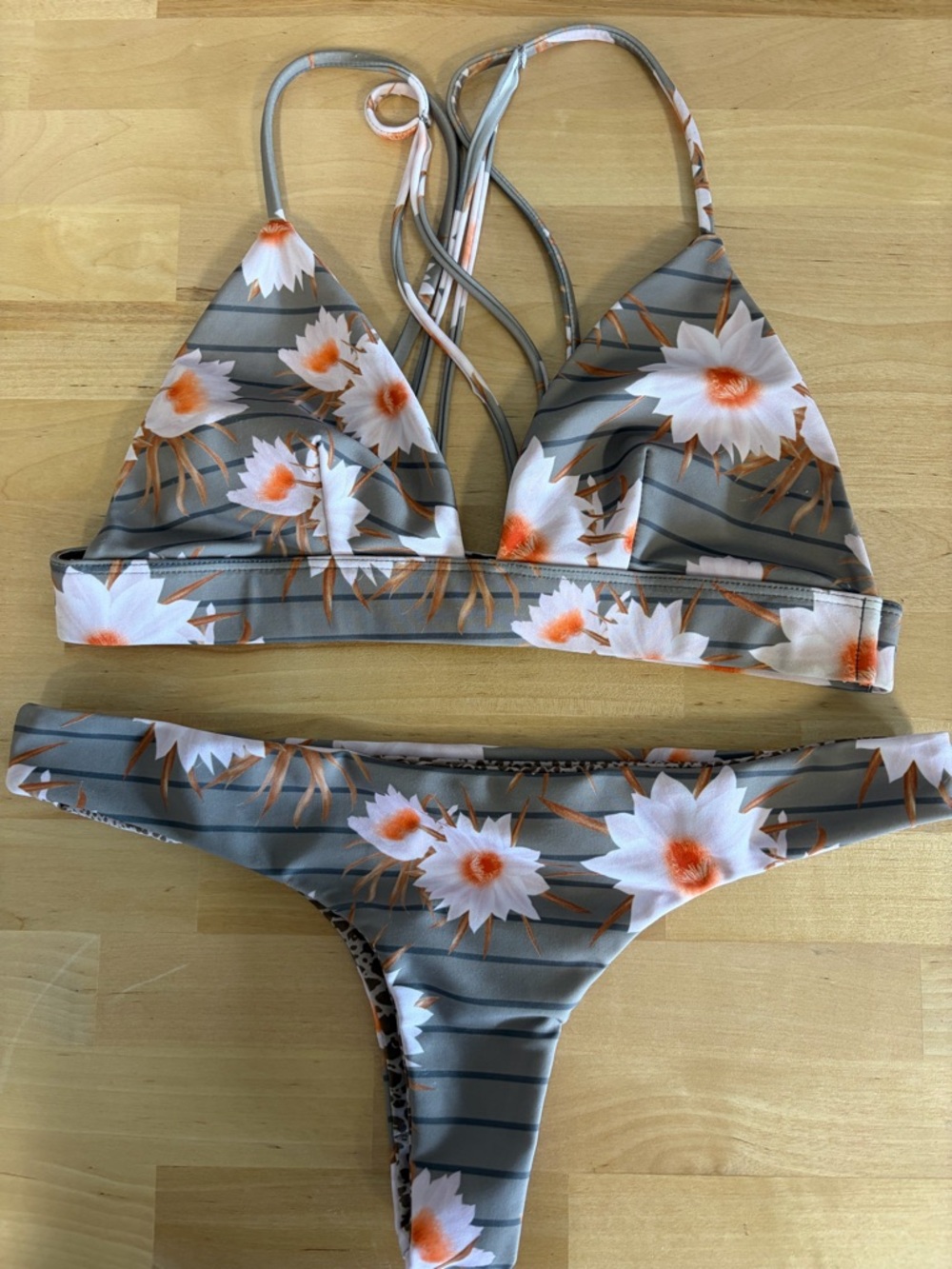 Acacia dragon stripe set
Awapuhi top size M 
Hookipa bottoms size L